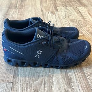 On Cloud Sneakers in Midnight - like new - size M8/W9